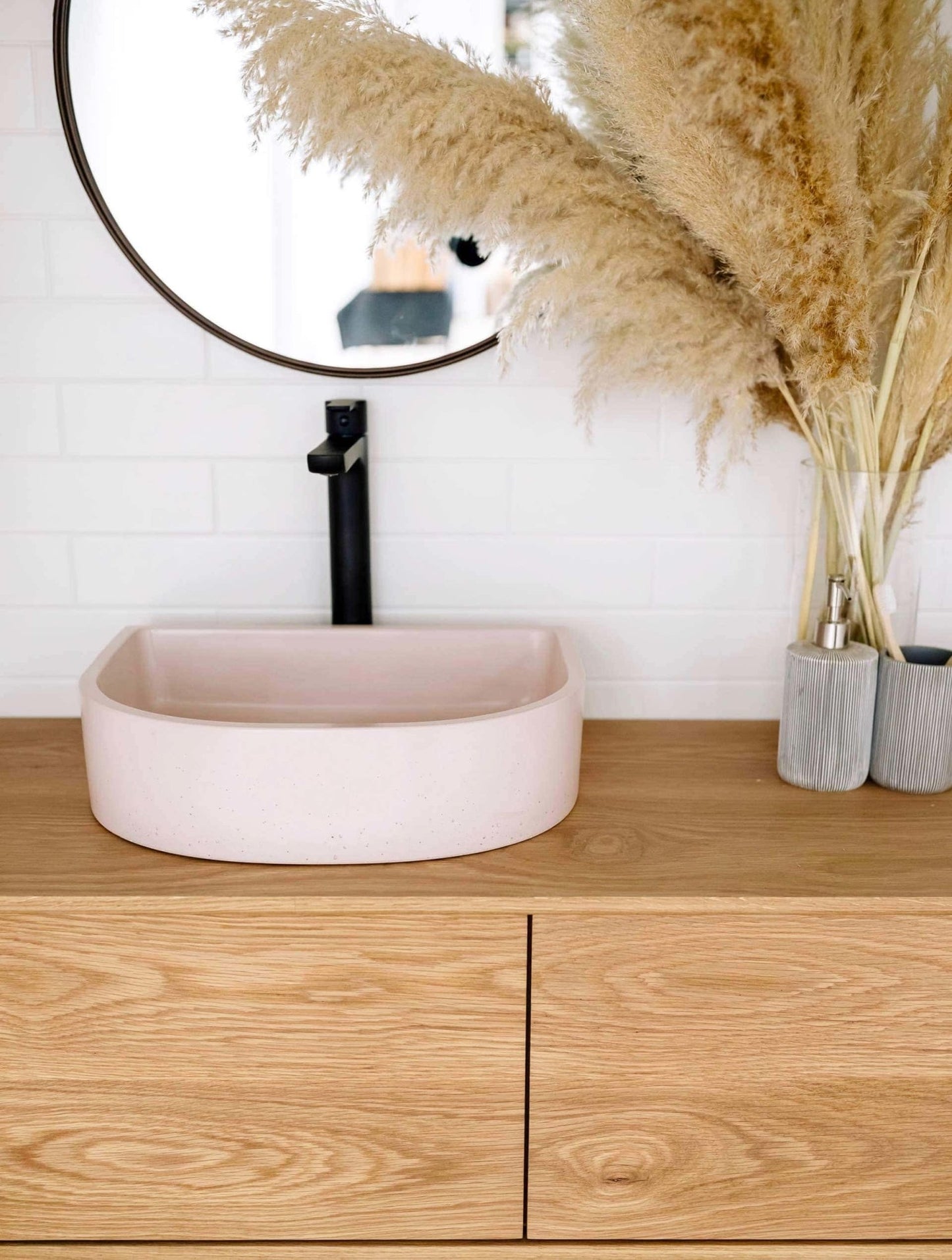 Half Moon Vessel Basin - ceramica living mock up